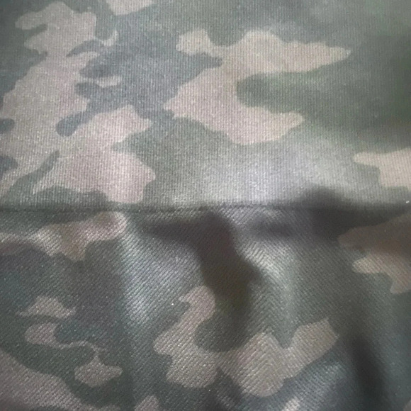 NWT Spanx Look At Me Now Leggings Black Camo Seamless High Waist Cropped medium - Picture 3 of 4